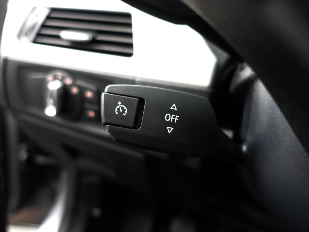 
								BMW 3 Serie 318i High Executive- NAP 103dkm, Dealer Onderhouden, Navi, Park Assist, Xenon vol									