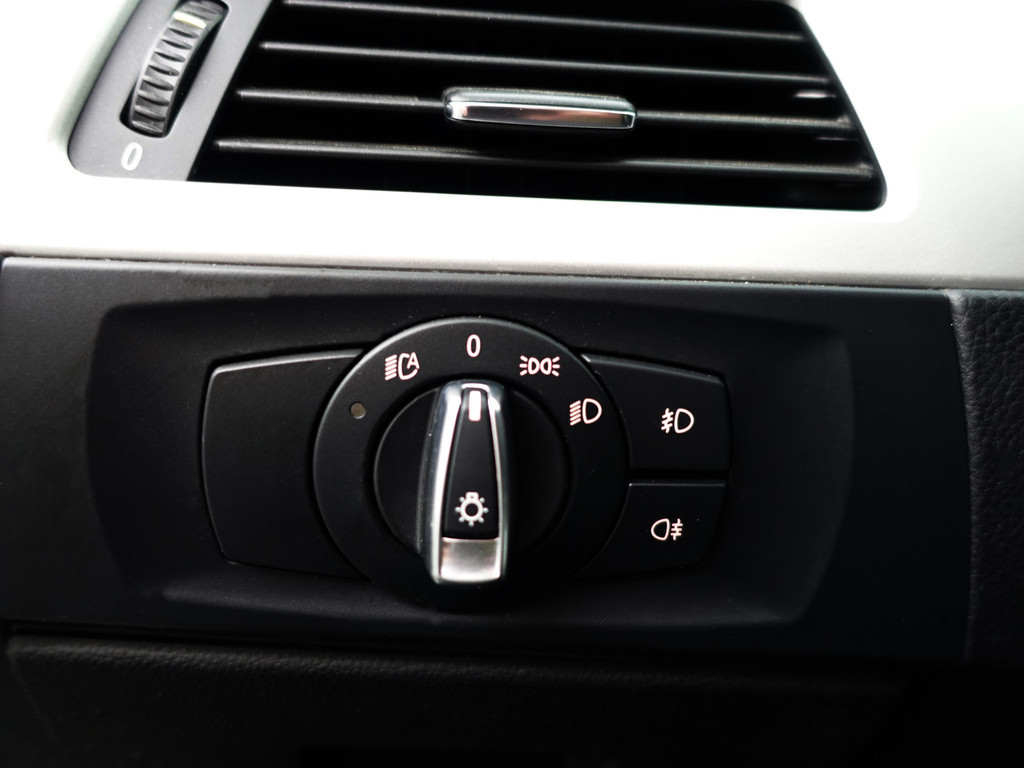 
								BMW 3 Serie 318i High Executive- NAP 103dkm, Dealer Onderhouden, Navi, Park Assist, Xenon vol									