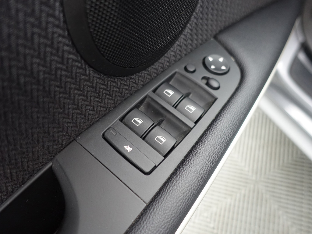 
								BMW 3 Serie 318i High Executive- NAP 103dkm, Dealer Onderhouden, Navi, Park Assist, Xenon vol									