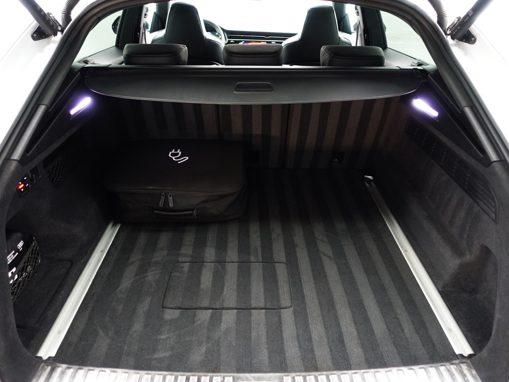 
								Audi Q8 60 TFSI e Quattro S Competition- Night Vision, Stoelmassage, Stoelventilatie, Bang Olufsen, Head Up, Luchtvering vol									