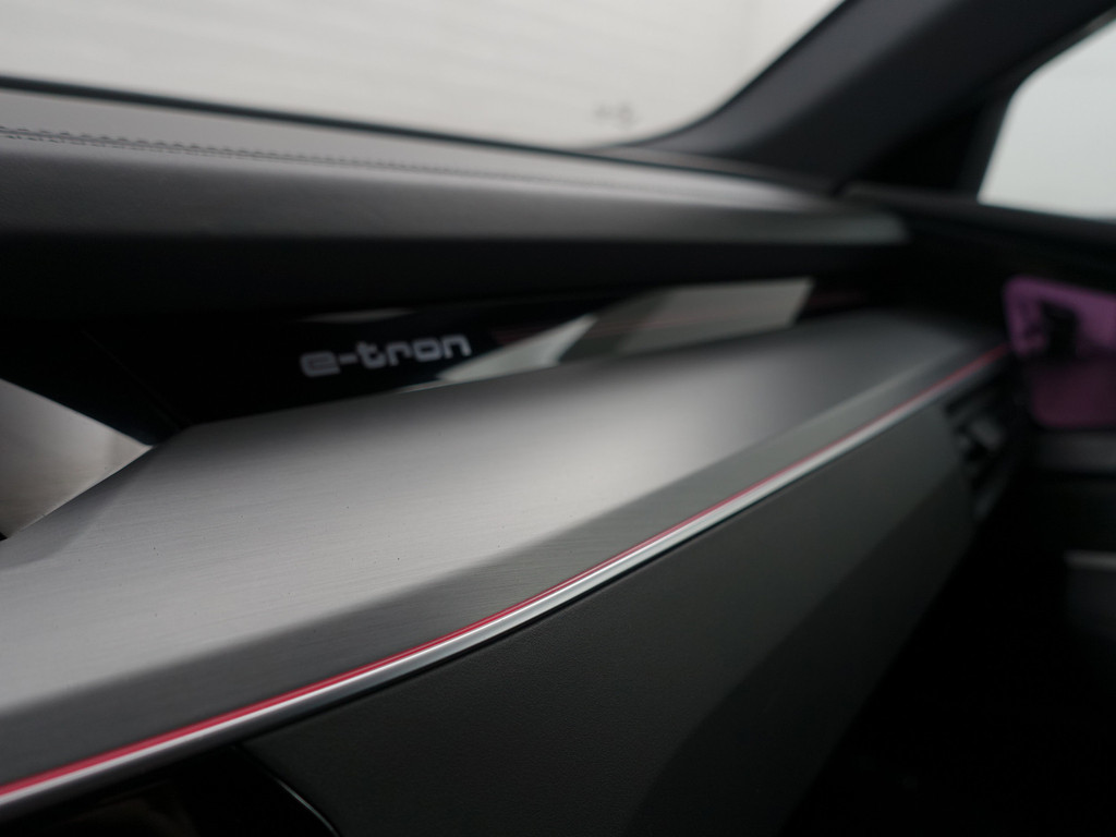 
								Audi e-tron e-tron 55 quattro advanced 95 kWh- Camera Spiegels, 2x Laadpoort, Panoramadak, 360 Camera, Sfeerverlichting, Memory vol									