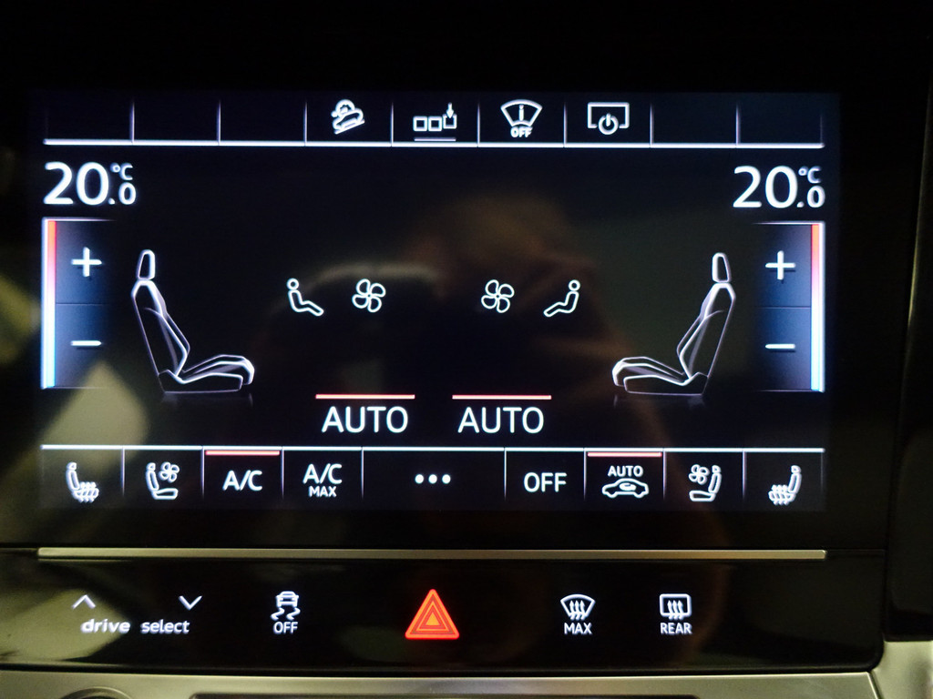 
Audi e-tron e-tron 55 Quattro advanced Pro Line Plus 95 kWh Audi exclusive interior, Massage stoelen, Panodak, Stoelventilatie, Camera spiegels vol									