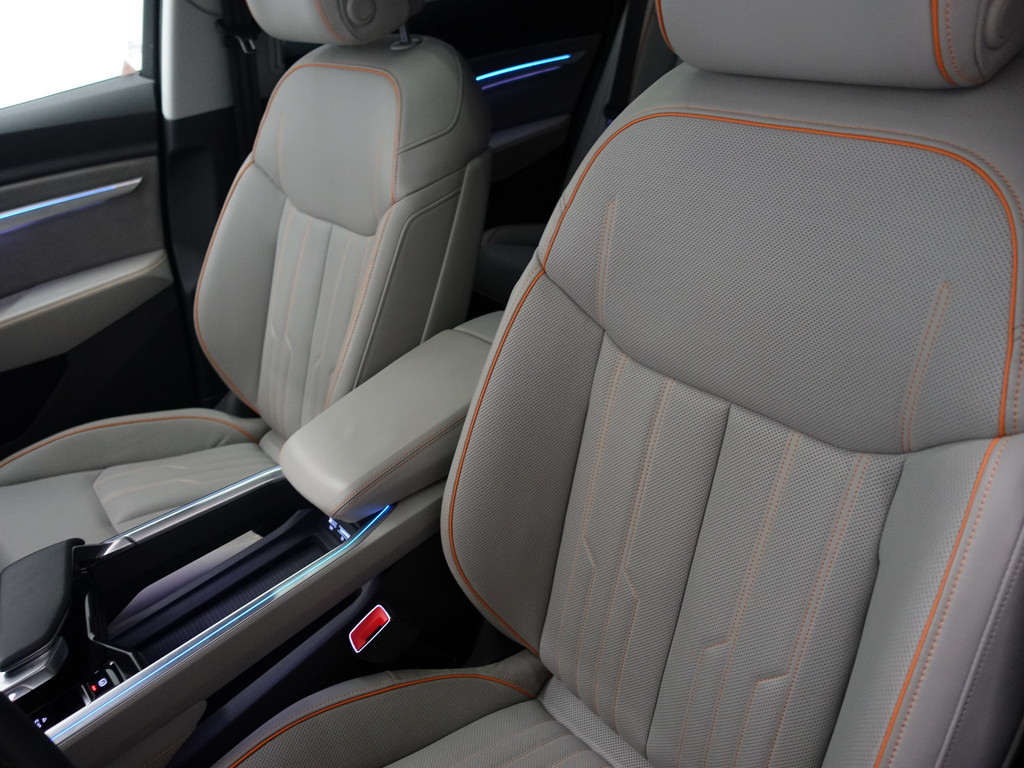 
Audi e-tron e-tron 55 Quattro advanced Pro Line Plus 95 kWh Audi exclusive interior, Massage stoelen, Panodak, Stoelventilatie, Camera spiegels vol									