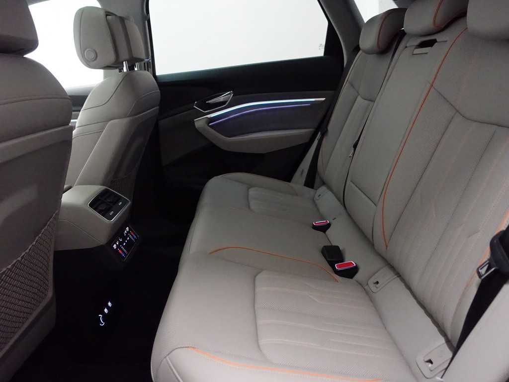 
Audi e-tron e-tron 55 Quattro advanced Pro Line Plus 95 kWh Audi exclusive interior, Massage stoelen, Panodak, Stoelventilatie, Camera spiegels vol									