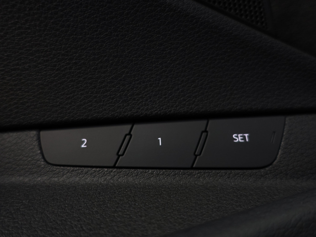 
								Audi e-tron 55 quattro Business edition Plus 95 kWh 2x Laadpoort, Panoramadak, Memory, Carplay, Leder Sport Interieur, Sfeerverlichting vol									