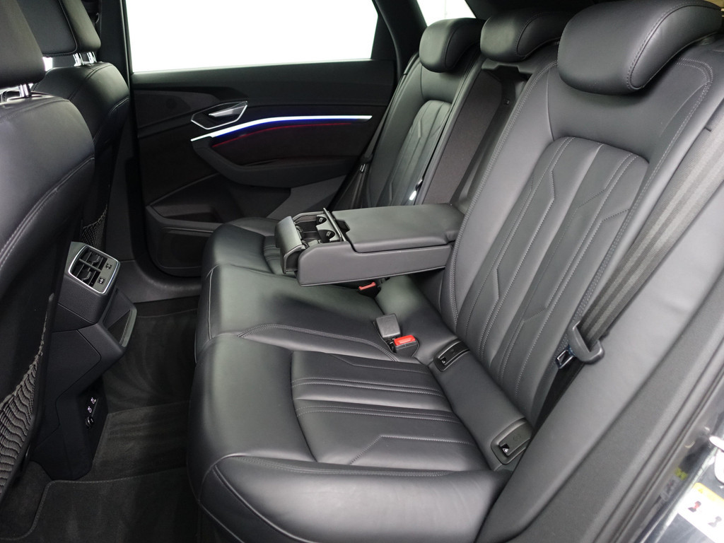 
								Audi e-tron 55 quattro Business edition Plus 95 kWh 2x Laadpoort, Panoramadak, Memory, Carplay, Leder Sport Interieur, Sfeerverlichting vol									