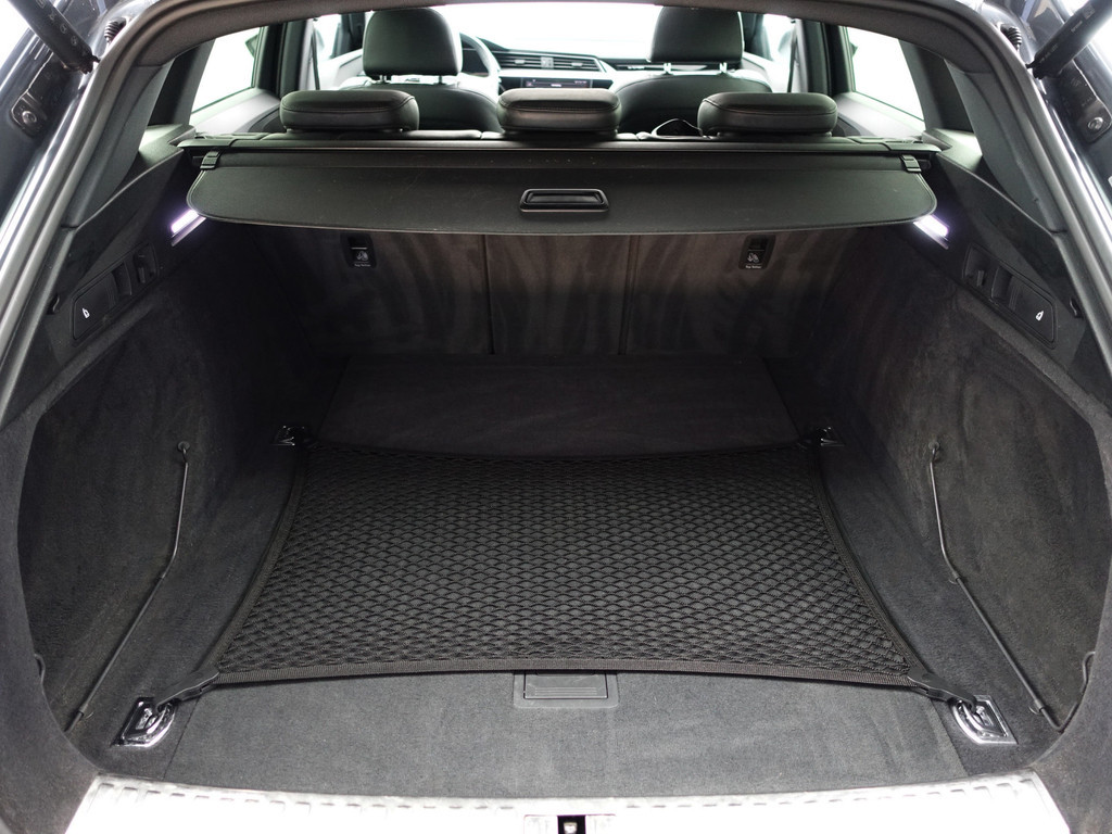 
								Audi e-tron 55 quattro Business edition Plus 95 kWh 2x Laadpoort, Panoramadak, Memory, Carplay, Leder Sport Interieur, Sfeerverlichting vol									