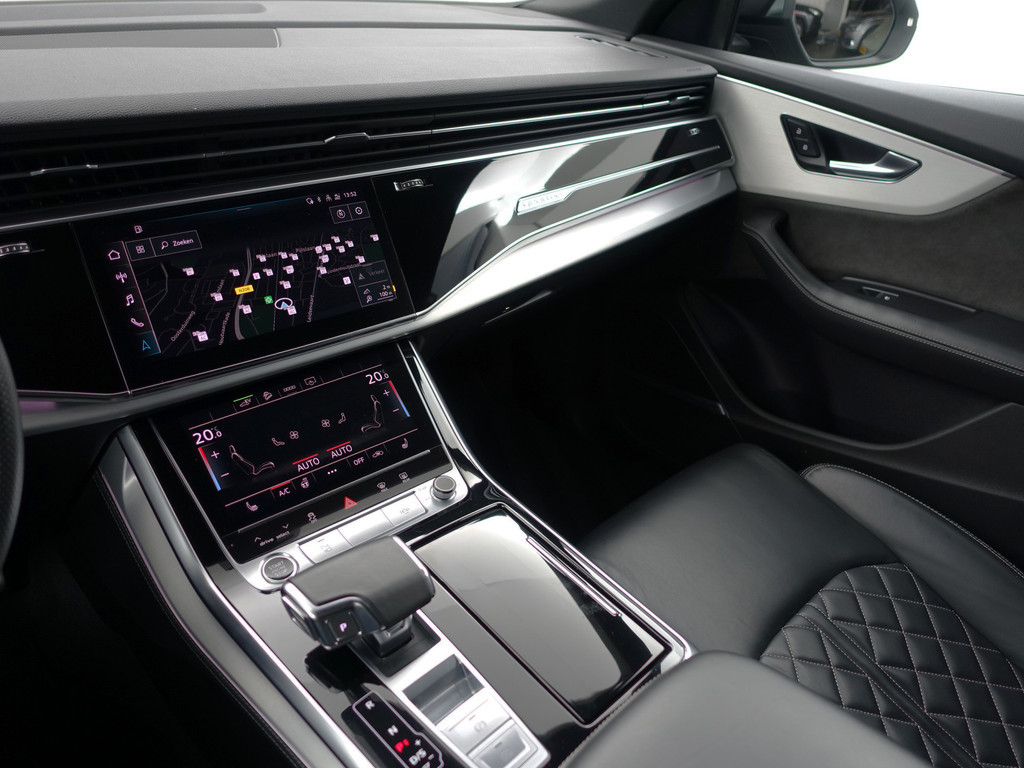 
								Audi Q8 55 TFSI e Quattro S Competition Aut- Panoramadak, Design Leder, Bang Olufsen, Head Up, Sfeerverlichting, Memory, CarPlay vol									