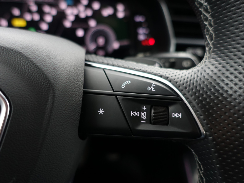 
								Audi Q8 55 TFSI e Quattro S Competition Aut- Panoramadak, Design Leder, Bang Olufsen, Head Up, Sfeerverlichting, Memory, CarPlay vol									