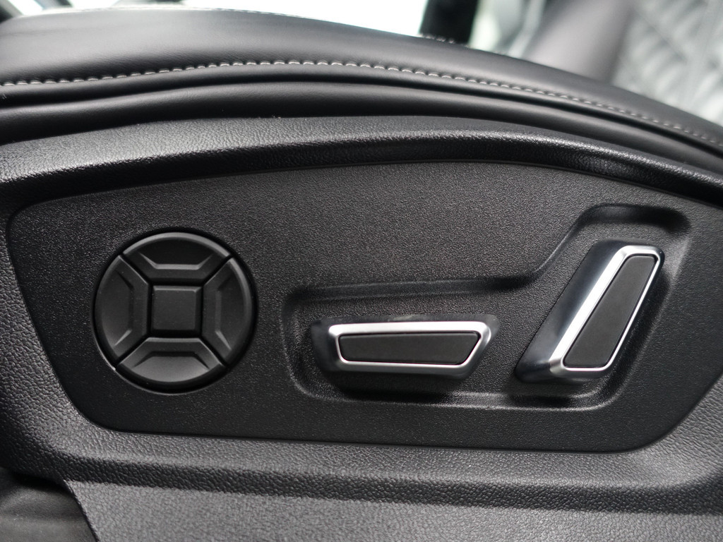 
								Audi Q8 55 TFSI e Quattro S Competition Aut- Panoramadak, Design Leder, Bang Olufsen, Head Up, Sfeerverlichting, Memory, CarPlay vol									