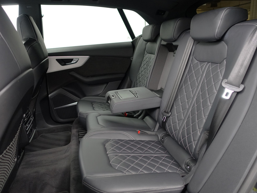 
								Audi Q8 55 TFSI e Quattro S Competition Aut- Panoramadak, Design Leder, Bang Olufsen, Head Up, Sfeerverlichting, Memory, CarPlay vol									