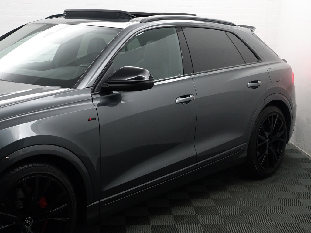 
								Audi Q8 55 TFSI e Quattro S Competition Aut- Panoramadak, Design Leder, Bang Olufsen, Head Up, Sfeerverlichting, Memory, CarPlay vol									