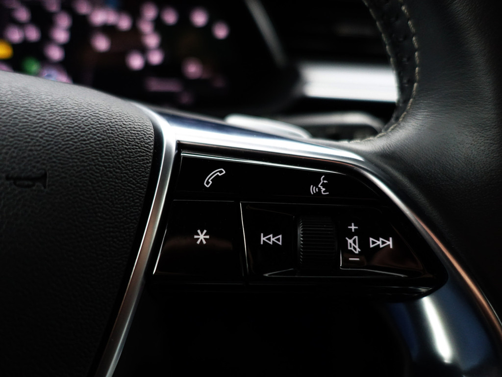 
								Audi e-tron 55 quattro S edition 95 kWh- Panoramadak, Bang Olufsen, Sfeerverlichting, Memory, CarPlay, Leder Interieur vol									