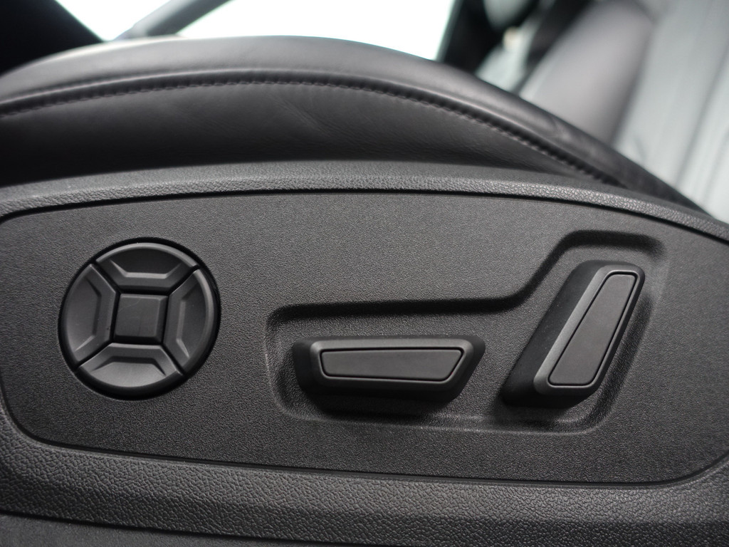 
								Audi e-tron 55 quattro S edition 95 kWh- Panoramadak, Bang Olufsen, Sfeerverlichting, Memory, CarPlay, Leder Interieur vol									