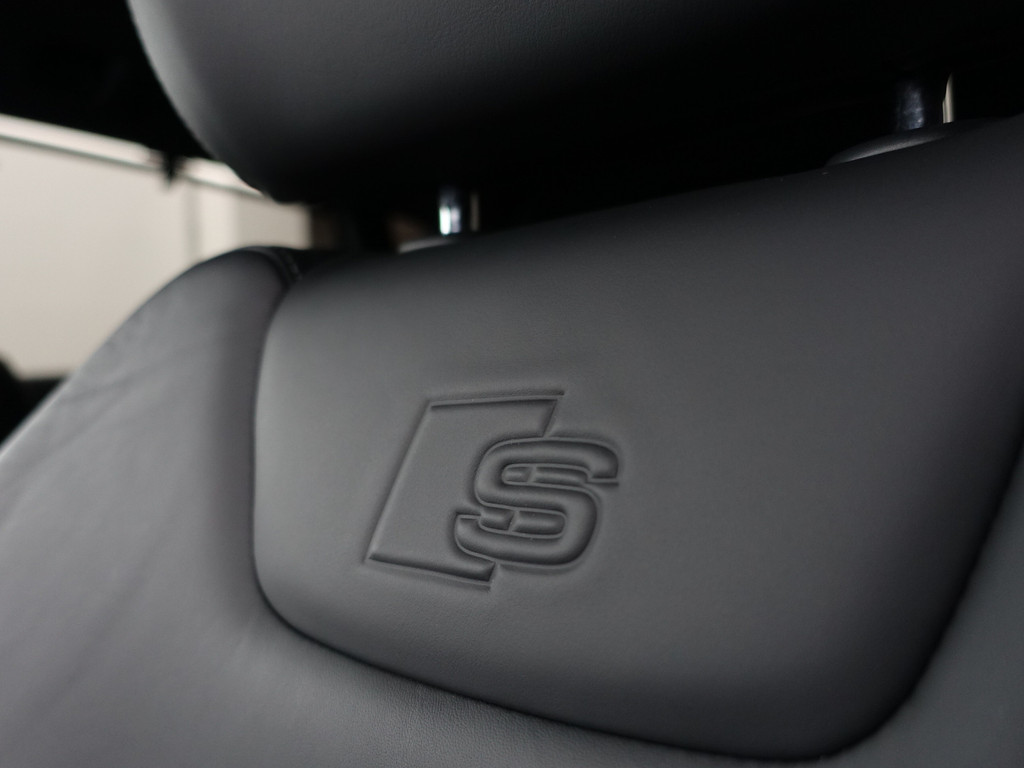 
								Audi e-tron 55 quattro S edition 95 kWh- Panoramadak, Bang Olufsen, Sfeerverlichting, Memory, CarPlay, Leder Interieur vol									