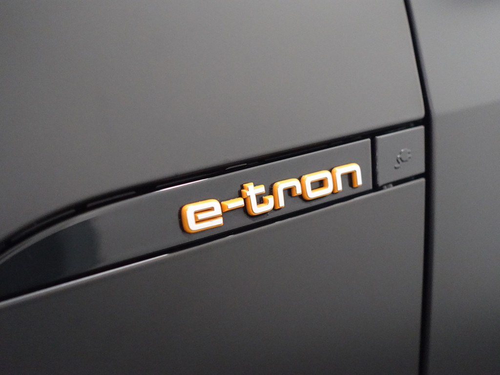 
Audi e-tron 55 quattro S Competition Edition 95 kWh Panodak, Bang Olufsen, 360 Camera, Sfeerverlichting, Xenon led matrix vol									