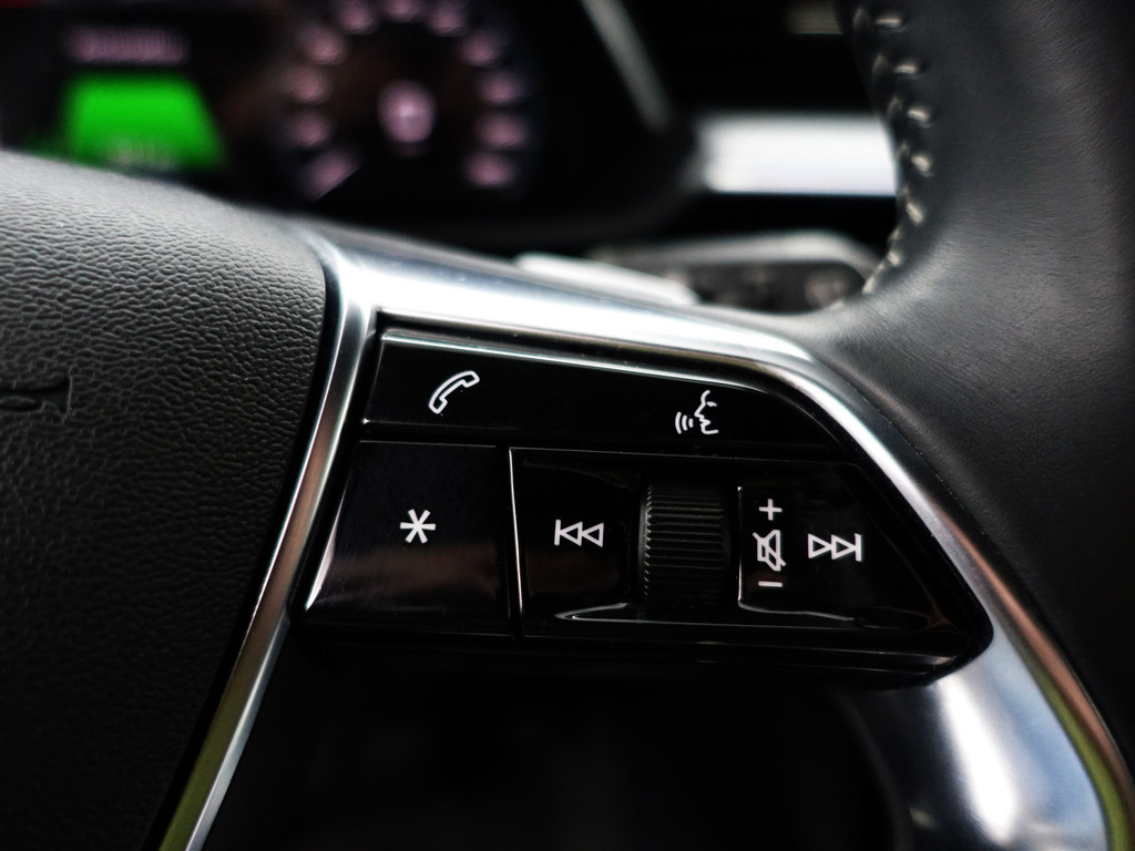 
Audi e-tron e-tron 55 quattro S Competition 95 kWh- Camera Spiegels, Panoramadak, Bang Olufsen, Sfeerverlichting, Memory vol									