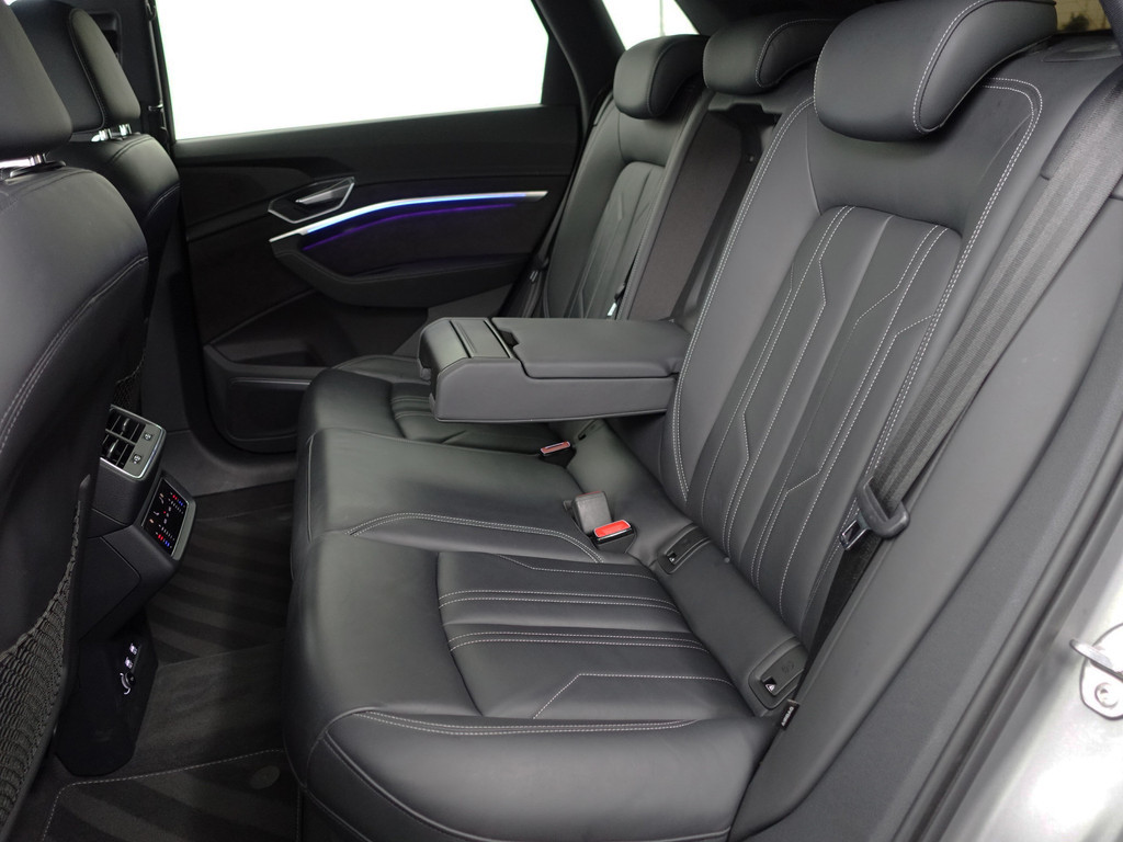 
Audi e-tron e-tron 55 quattro S Competition 95 kWh- Camera Spiegels, Panoramadak, Bang Olufsen, Sfeerverlichting, Memory vol									