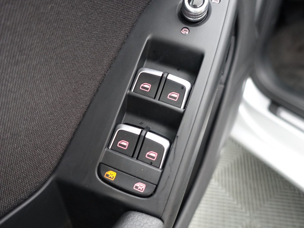 
								Audi A4 Avant 1.8 TFSI S-line Aut- Bang Olufsen, Keyless, Park Assist, Elektrisch verstelbare stoelen, Xenon Led vol									