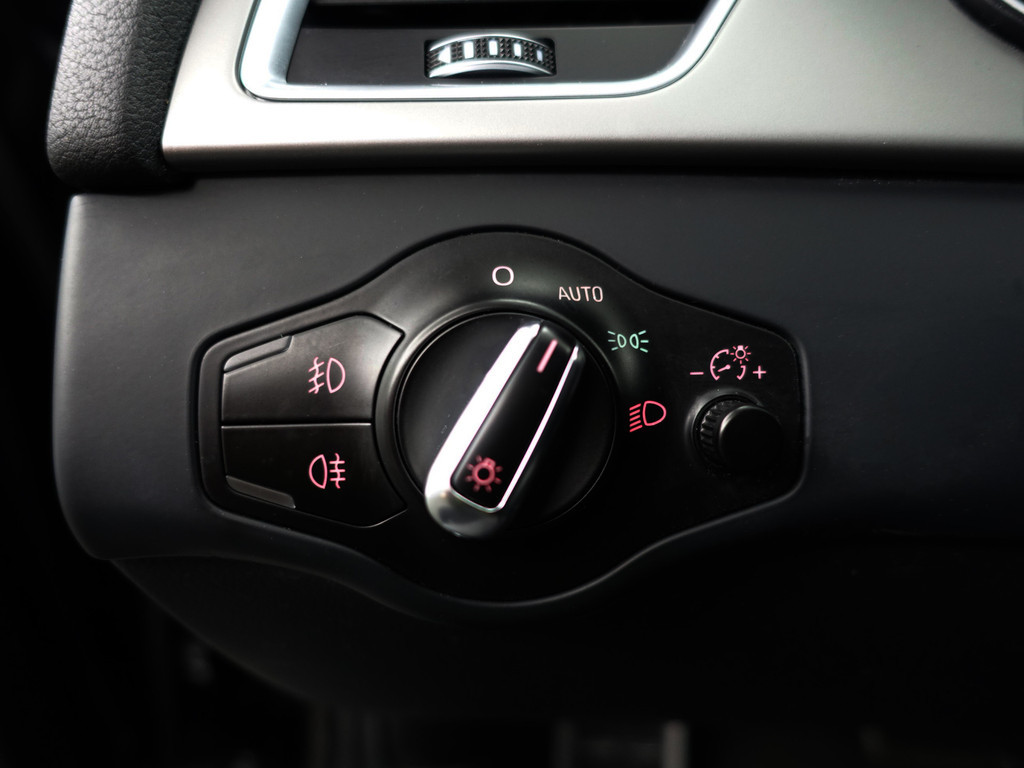 
Audi A4 Avant 1.8 TFSI 170pk S Line Aut- Xenon Led, Sport Interieur, Park Assist, Navi, Trekhaak, Privacy Glass vol									