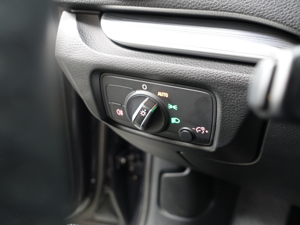 
								Audi A3 Sportback 1.2 TFSI S Line Aut- Xenon Led, Active Lane Assist, Sfeerverlichting, Park Assist, Sport Interieur, Stoelverwarming vol									