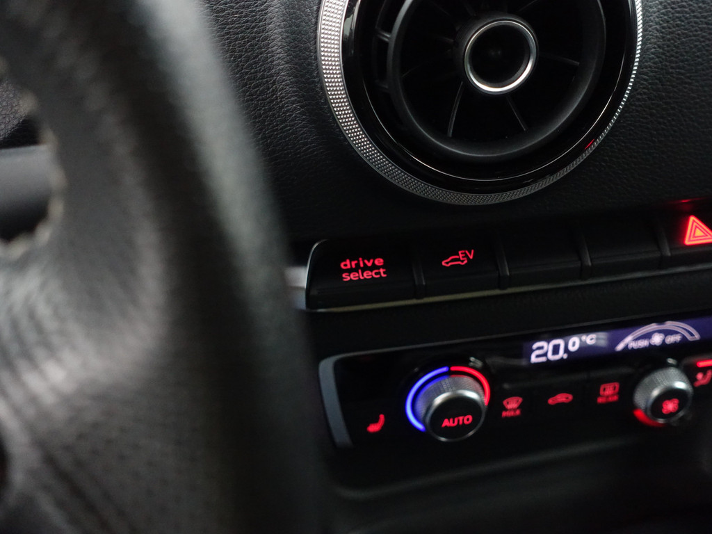 
Audi A3 Sportback 1.4 e-tron S Competition Aut- RS Interieur, Panoramadak, Sfeerverlichting, Xenon Led, Keyless, Standkachel vol									