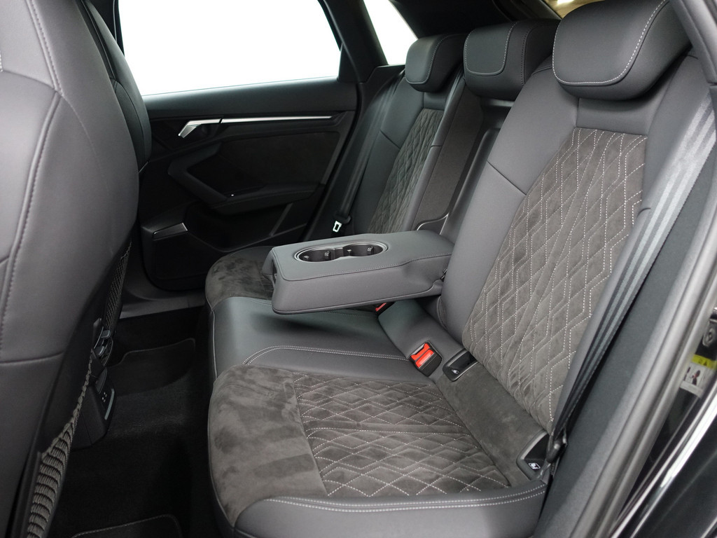 
Audi A3 Sportback 45 TFSI e S Competition Black Optic Aut- Panodak, Sfeerverlichting, Bang Olufsen, CarPlay, Dynamic Select vol									