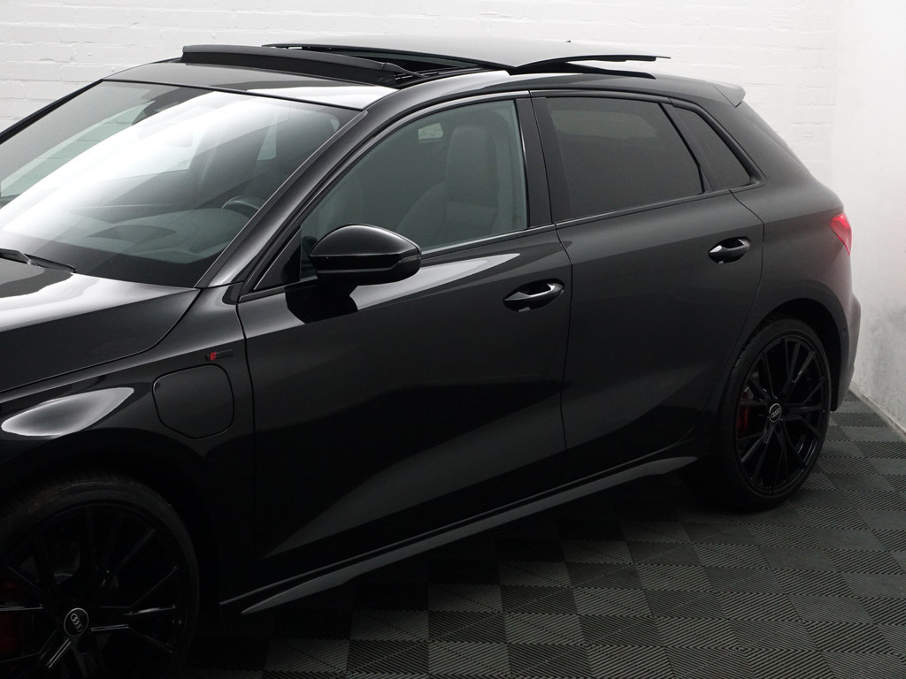 
Audi A3 Sportback 45 TFSI e S Competition Black Optic Aut- Panodak, Sfeerverlichting, Bang Olufsen, CarPlay, Dynamic Select vol									