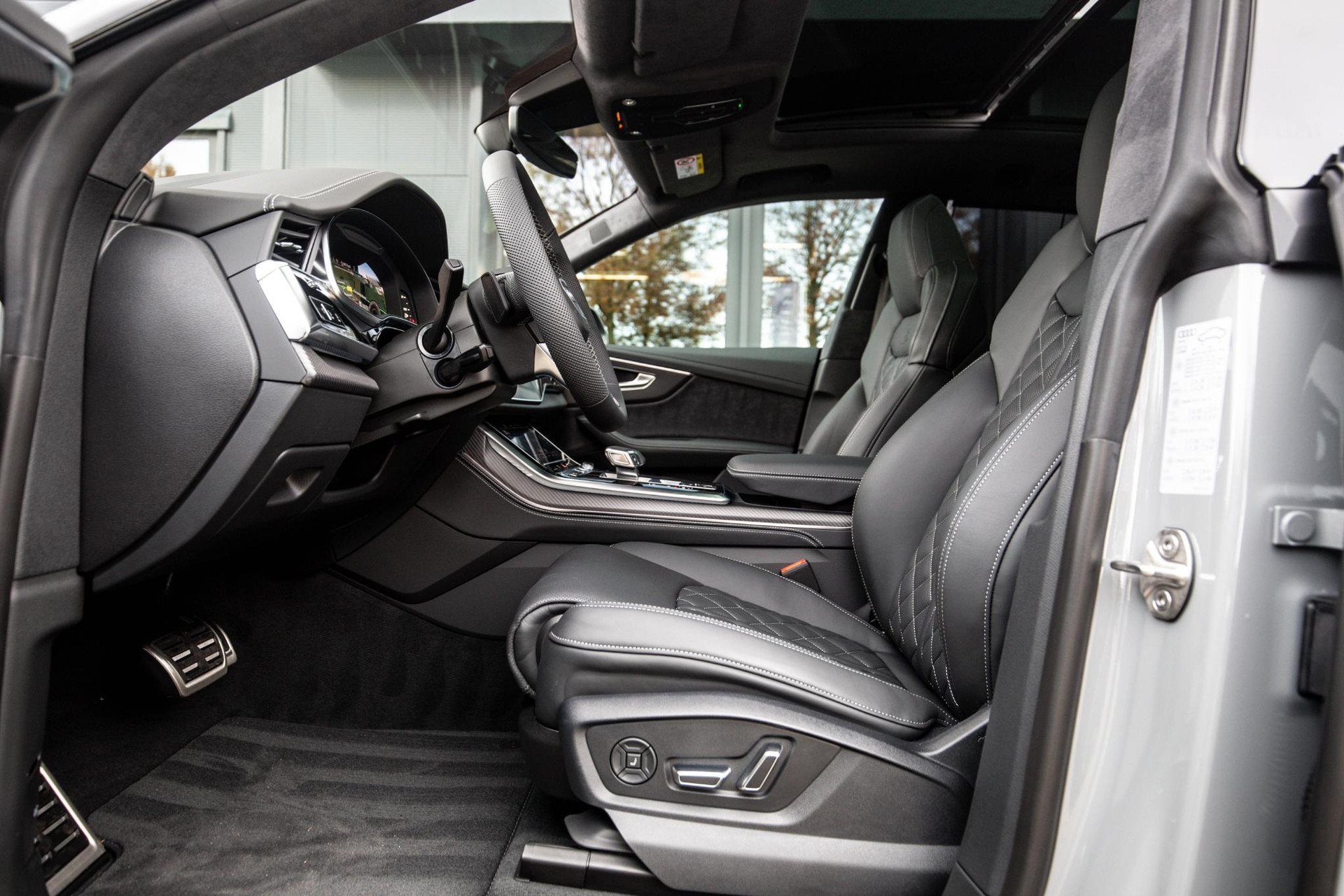 
								Audi Q8 60 TFSI e vol									