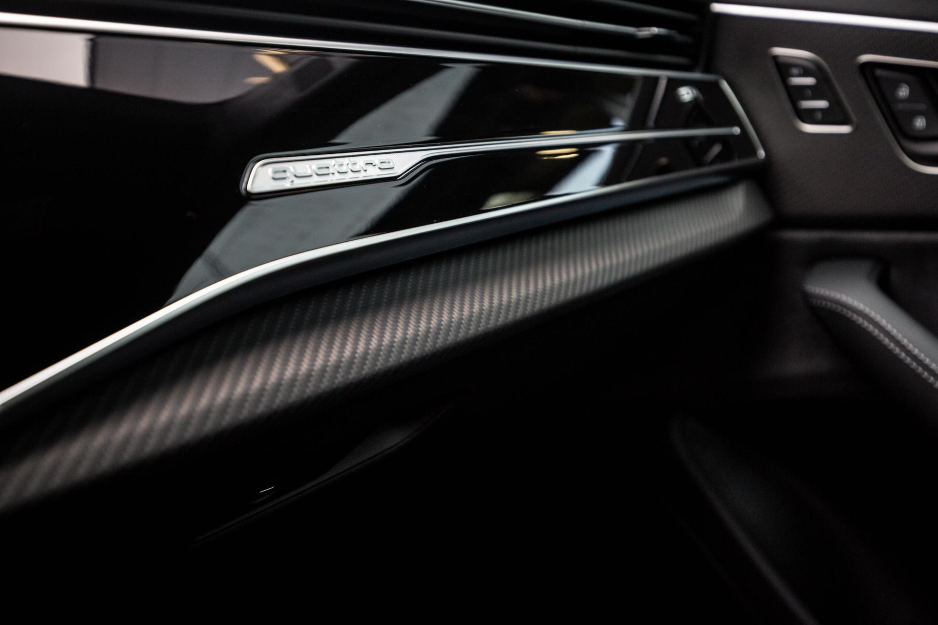 
								Audi Q8 60 TFSI e vol									