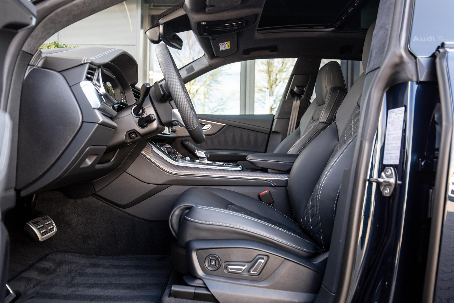 
								Audi Q8 60 TFSI e vol									