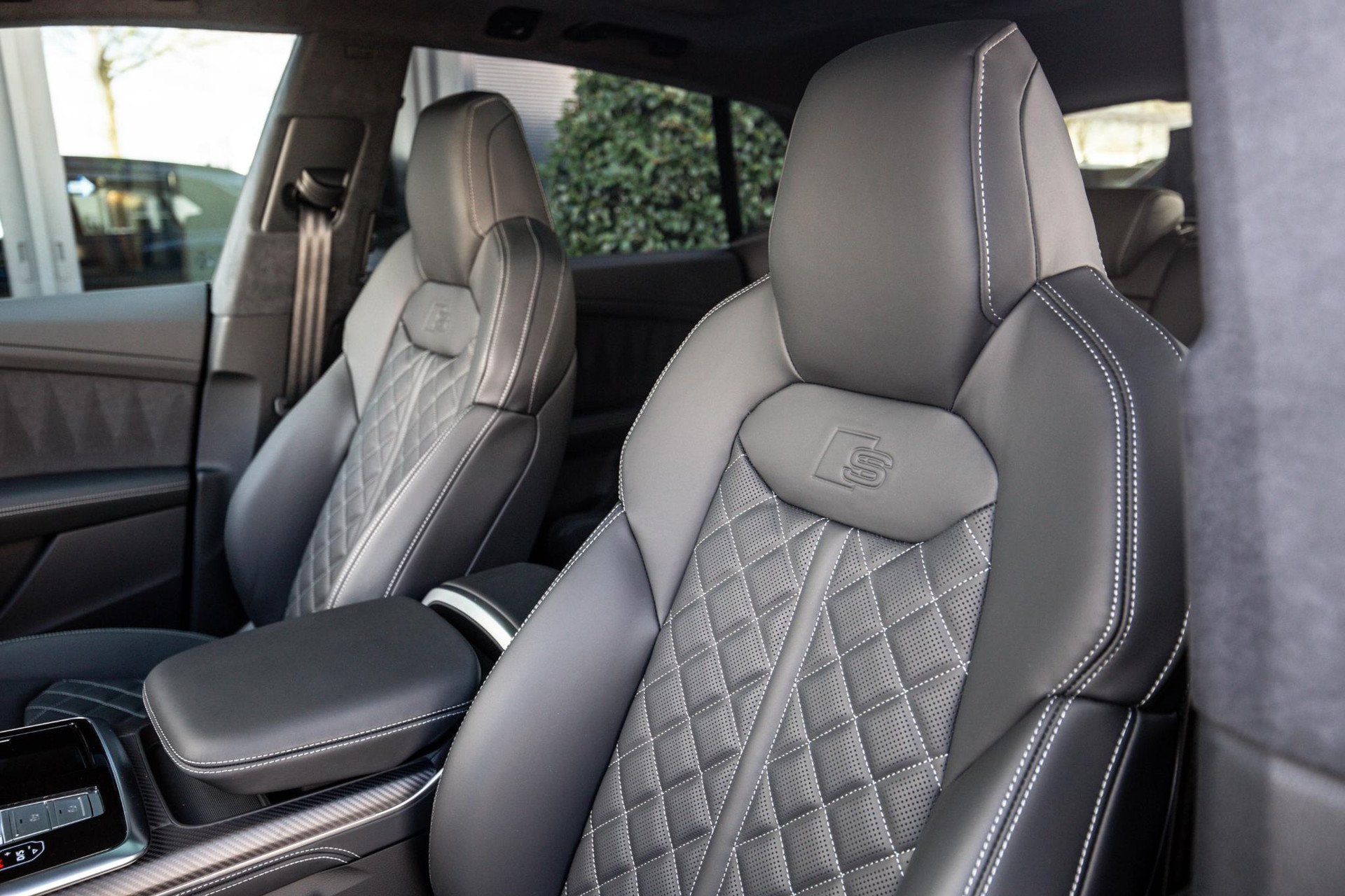 
								Audi Q8 60 TFSI e vol									