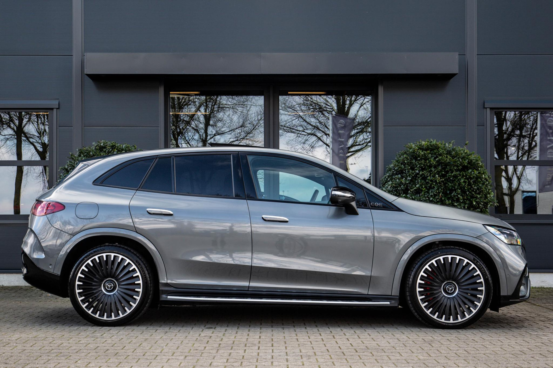 
								Mercedes-Benz EQE AMG 43 4MATIC 90 kWh vol									