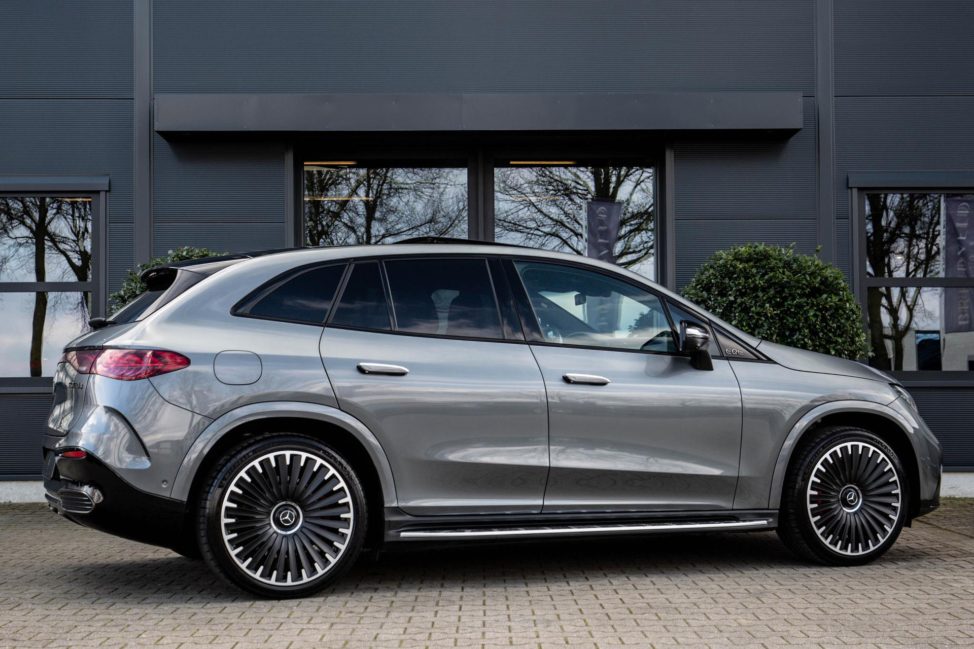 
								Mercedes-Benz EQE AMG 43 4MATIC 90 kWh vol									