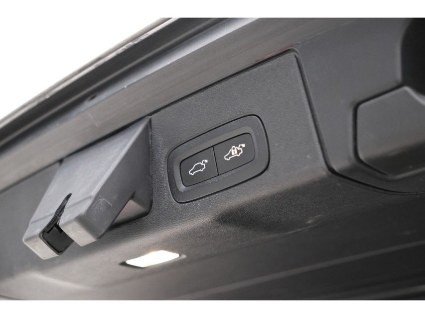 
Volvo XC60 2.0 Recharge T6 AWD R-Design vol									