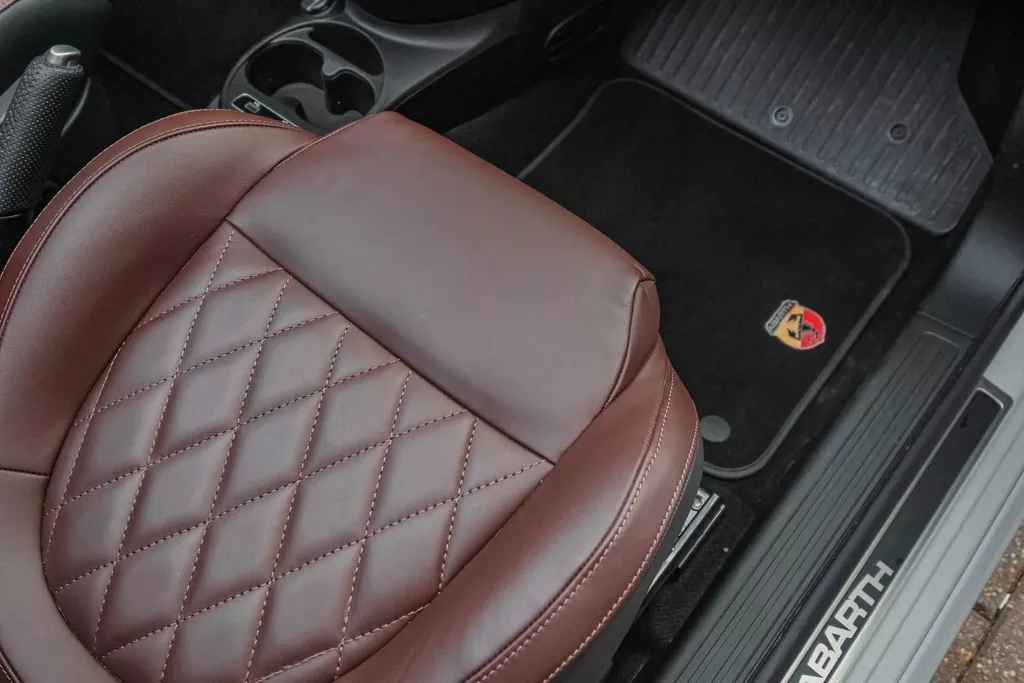 
								Abarth 595C Cabrio1.4 T-Jet Abarth Turismo vol									