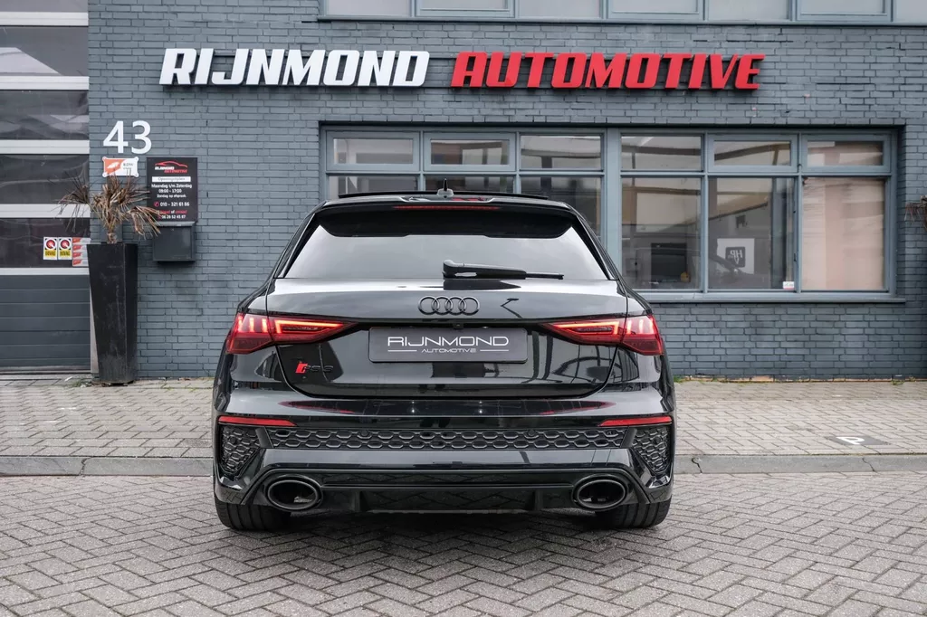 
								Audi A3 Sportback 2.5 TFSI RS 3 quattro |Head-Up|Keramisch|Hulk|B&O|Carbon|Dealer Onderhouden| vol									
