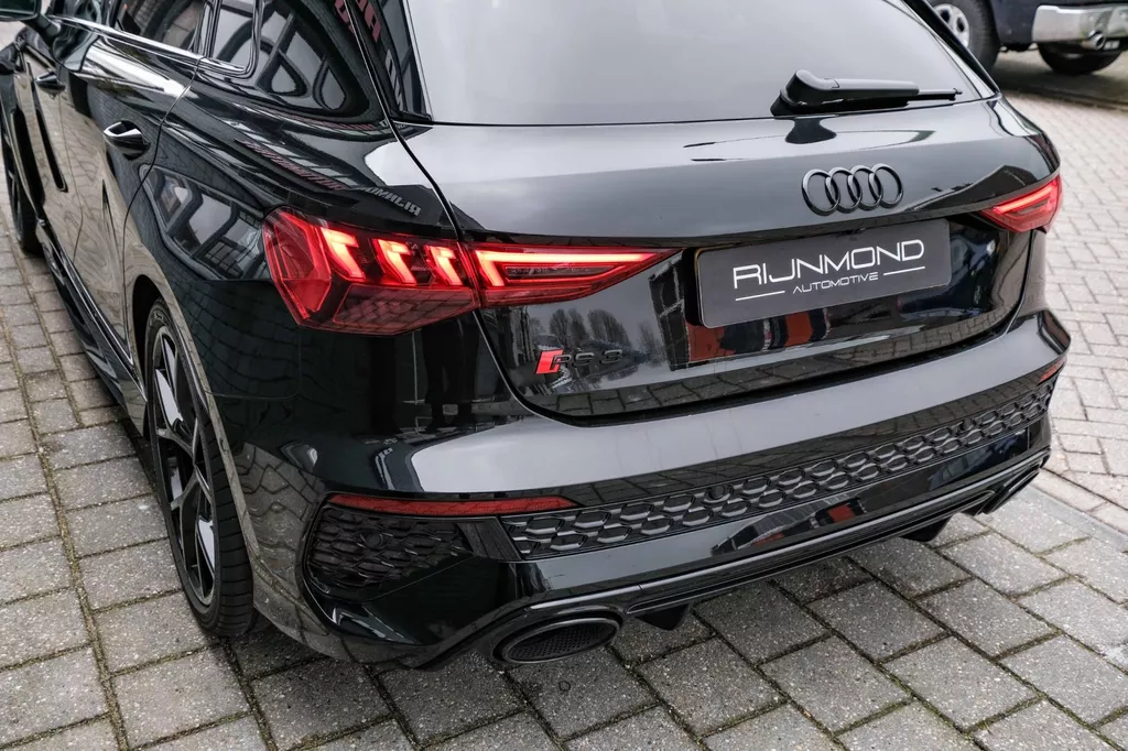 
								Audi A3 Sportback 2.5 TFSI RS 3 quattro |Head-Up|Keramisch|Hulk|B&O|Carbon|Dealer Onderhouden| vol									