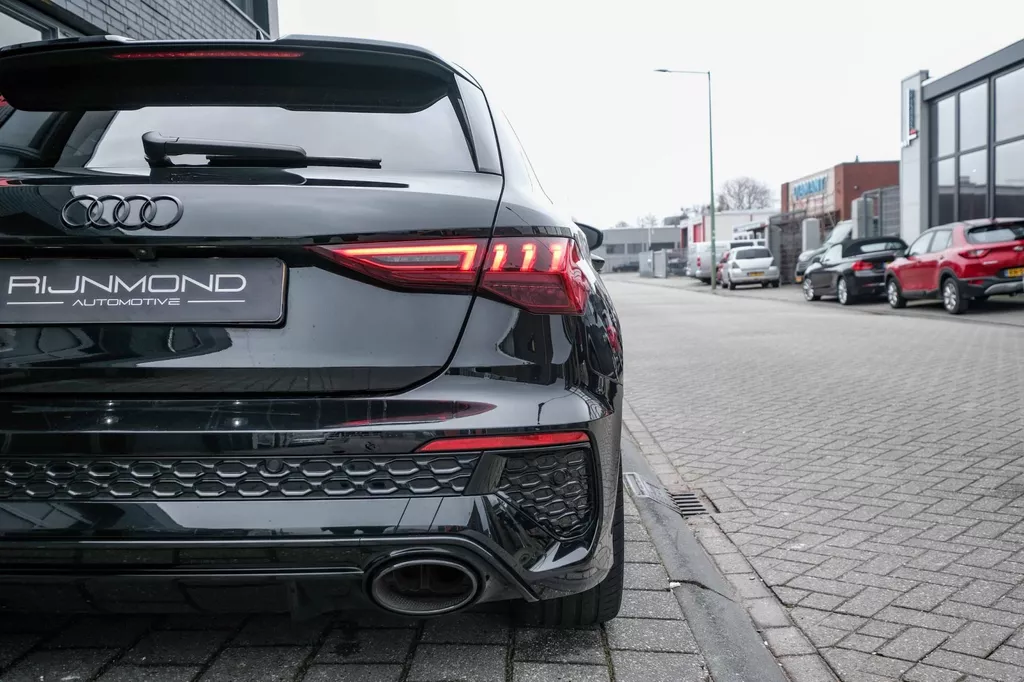 
								Audi A3 Sportback 2.5 TFSI RS 3 quattro |Head-Up|Keramisch|Hulk|B&O|Carbon|Dealer Onderhouden| vol									