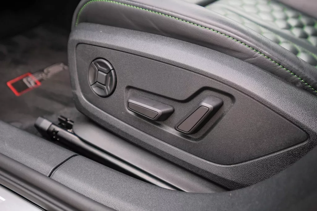 
								Audi A3 Sportback 2.5 TFSI RS 3 quattro |Head-Up|Keramisch|Hulk|B&O|Carbon|Dealer Onderhouden| vol									