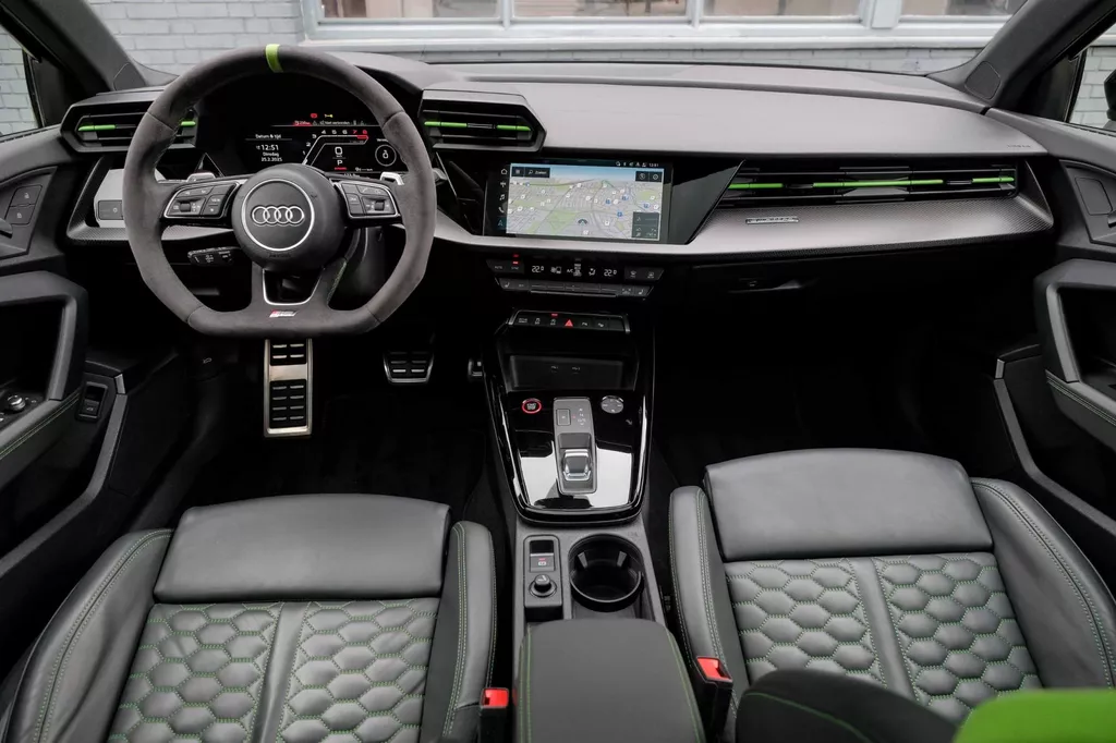 
								Audi A3 Sportback 2.5 TFSI RS 3 quattro |Head-Up|Keramisch|Hulk|B&O|Carbon|Dealer Onderhouden| vol									