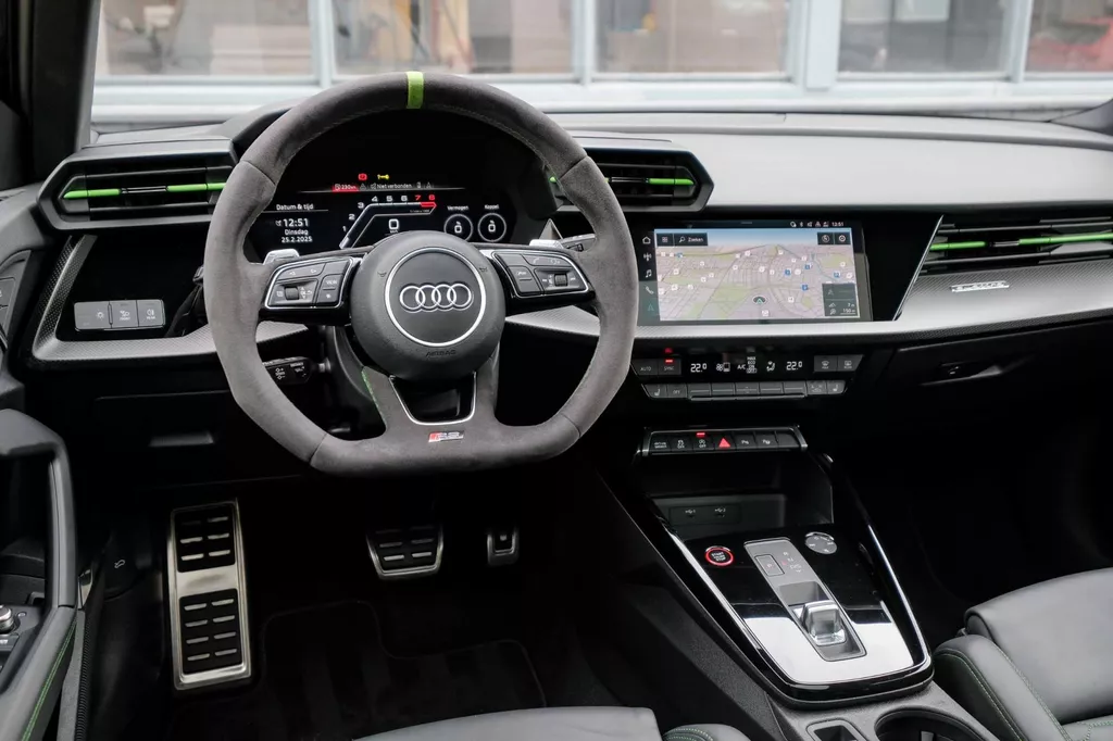 
								Audi A3 Sportback 2.5 TFSI RS 3 quattro |Head-Up|Keramisch|Hulk|B&O|Carbon|Dealer Onderhouden| vol									