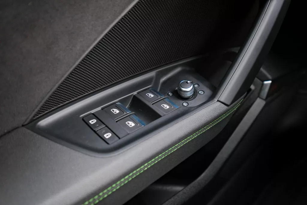 
								Audi A3 Sportback 2.5 TFSI RS 3 quattro |Head-Up|Keramisch|Hulk|B&O|Carbon|Dealer Onderhouden| vol									