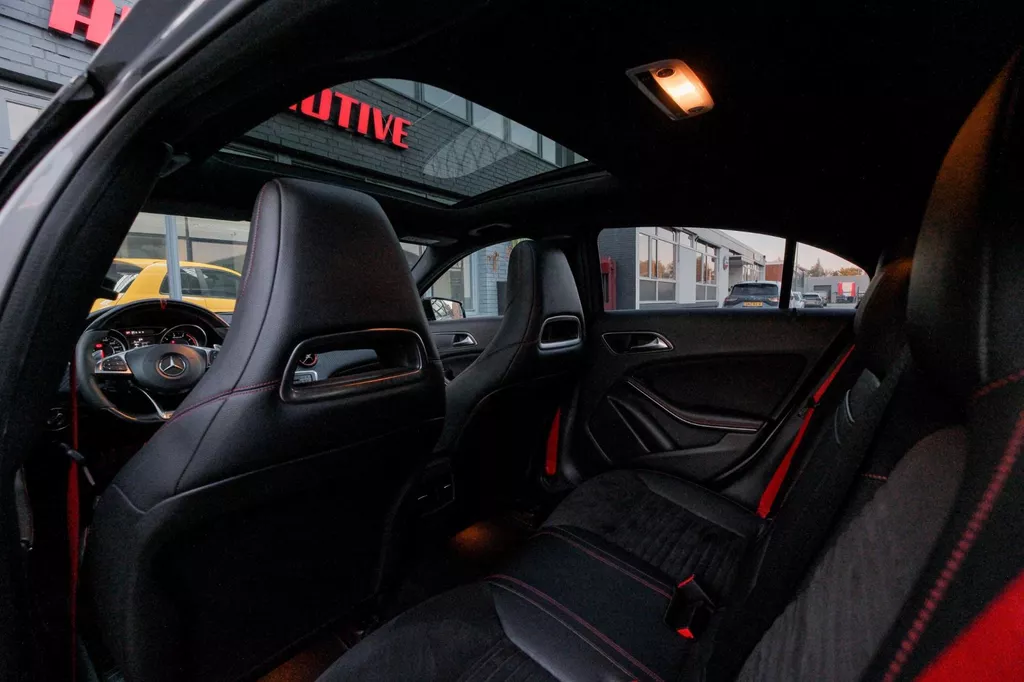 
Mercedes-Benz A-klasse AMG 45 4MATIC | Pano|Facelift|381PK | Navi |Grote Scherm| vol									