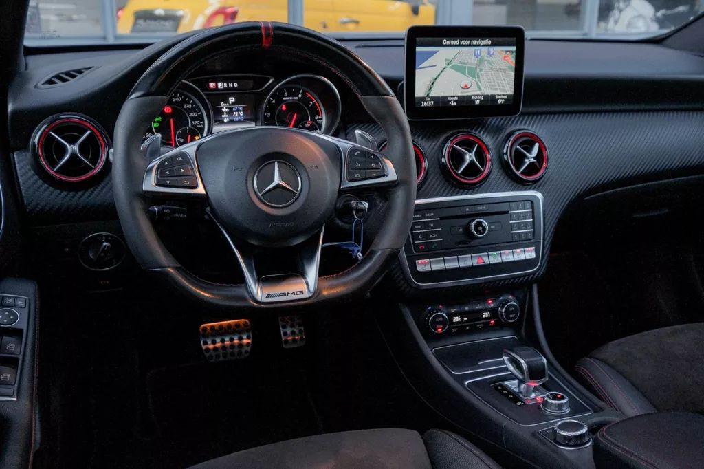 
Mercedes-Benz A-klasse AMG 45 4MATIC | Pano|Facelift|381PK | Navi |Grote Scherm| vol									