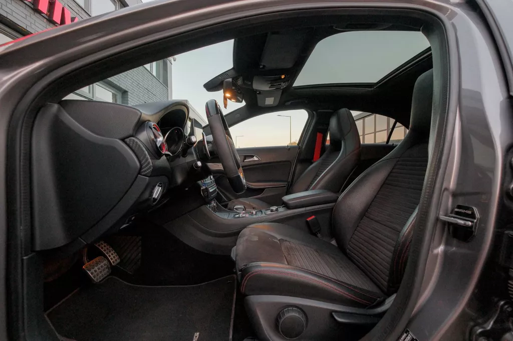 
Mercedes-Benz A-klasse AMG 45 4MATIC | Pano|Facelift|381PK | Navi |Grote Scherm| vol									