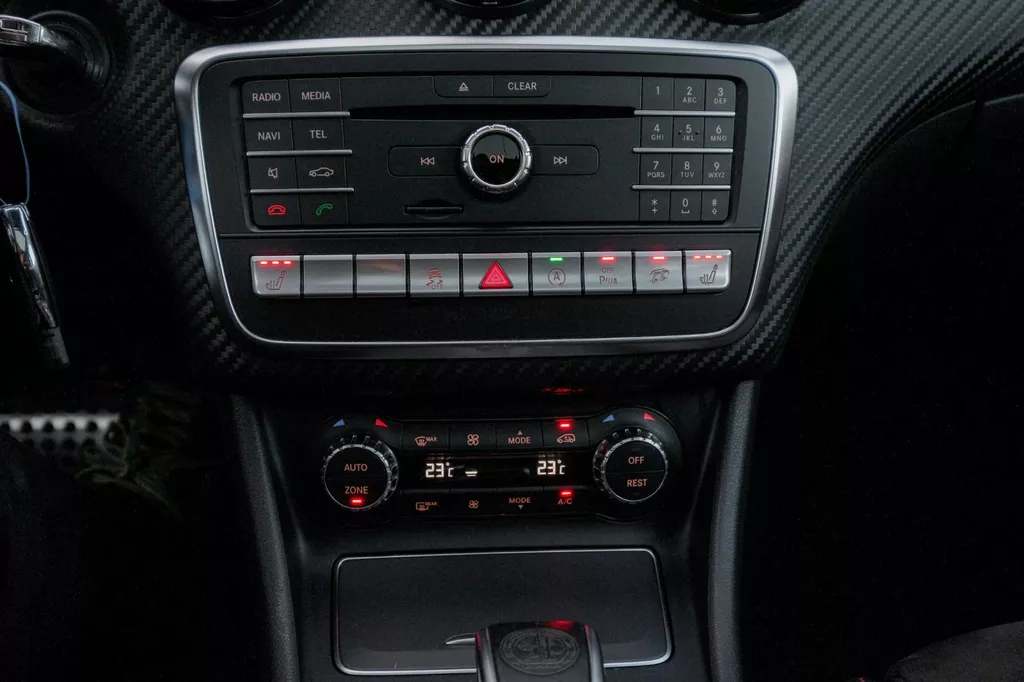 
Mercedes-Benz A-klasse AMG 45 4MATIC | Pano|Facelift|381PK | Navi |Grote Scherm| vol									