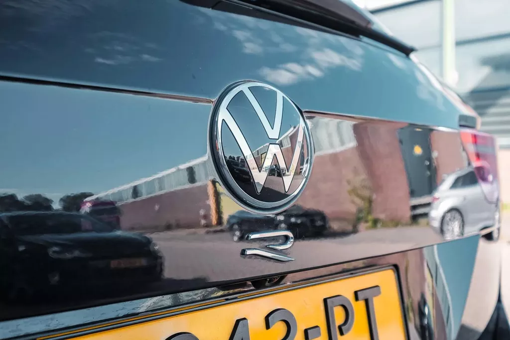 
Volkswagen Tiguan R 2.0 TSI 320pk 4Motion DSG|Pano|ACC |Lane Assist| vol									