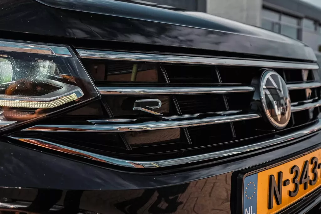 
Volkswagen Tiguan R 2.0 TSI 320pk 4Motion DSG|Pano|ACC |Lane Assist| vol									