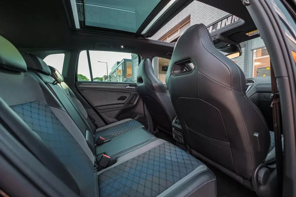 
Volkswagen Tiguan R 2.0 TSI 320pk 4Motion DSG|Pano|ACC |Lane Assist| vol									